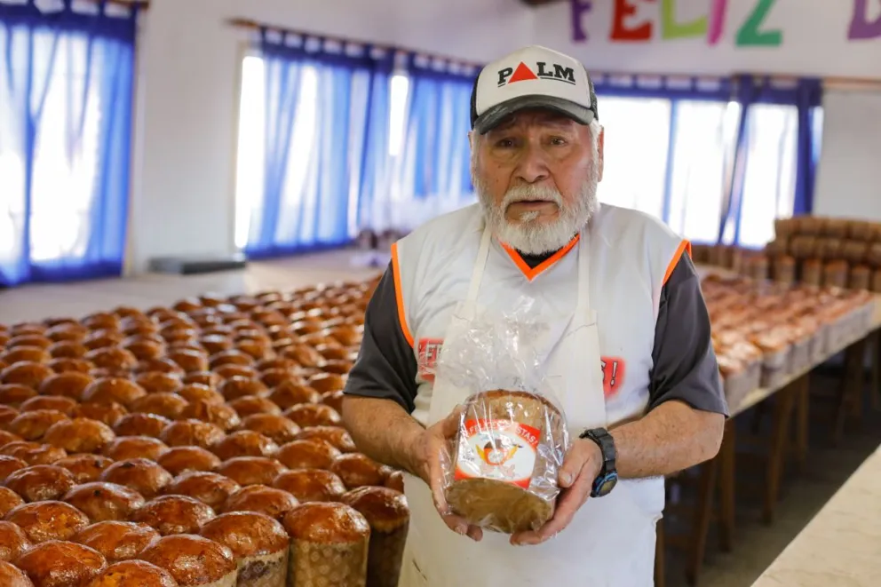 Nicolás Martínez, el padre de las campañas del Pan Dulce Solidario. Fotos de Matías Garay.