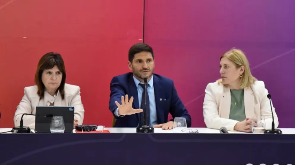La ministra de Seguridad Patricia Bullrich junto al gobernador Maximiliano Pullaro y la vicegobernadora Gisela Scaglia.