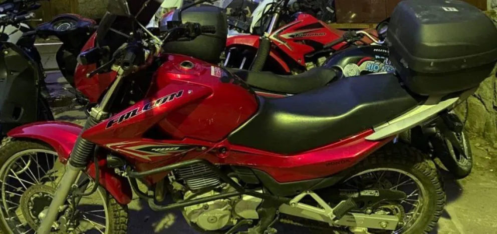 La moto que fue recuperada tras la diligencia en el oeste de Bariloche.