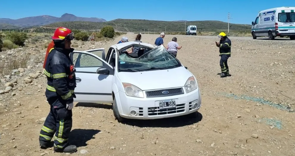 Uno de los ocupantes debió ser trasladado al hospital de Bariloche en ambulancia. (Fotos: Bomberos Villa La Angostura)