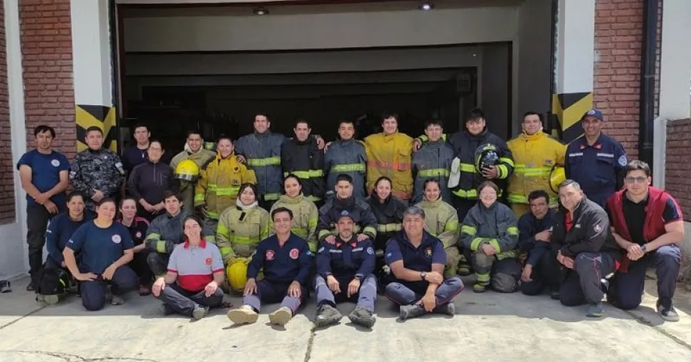 Ambas localidades suman nuevos bomberos voluntarios a sus cuarteles.