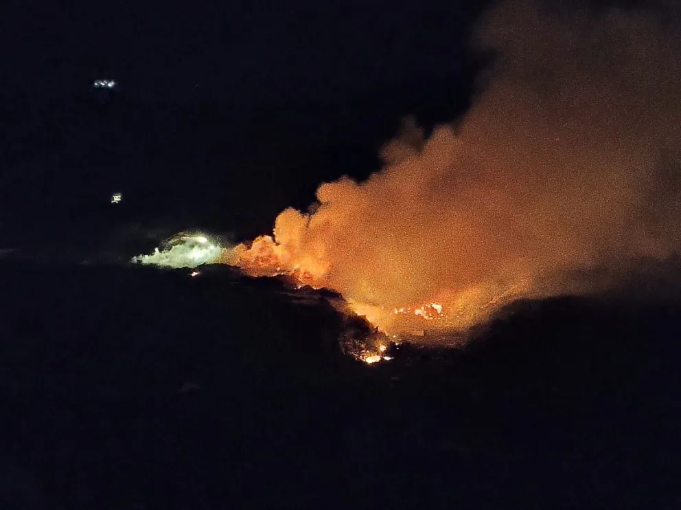 Así se veía anoche el incendio en el vertedero.