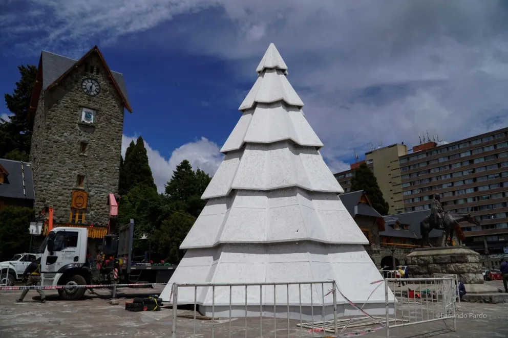 El árbol de Navidad; detrás, Roca. (Fotos: Facundo Pardo)