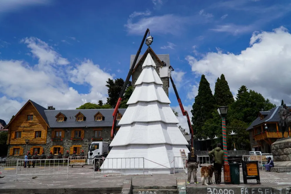 Este año, el pino de Navidad fue colocado al costado del monumento a Roca y no sobre la estatua. (Fotos: Facundo Pardo)
