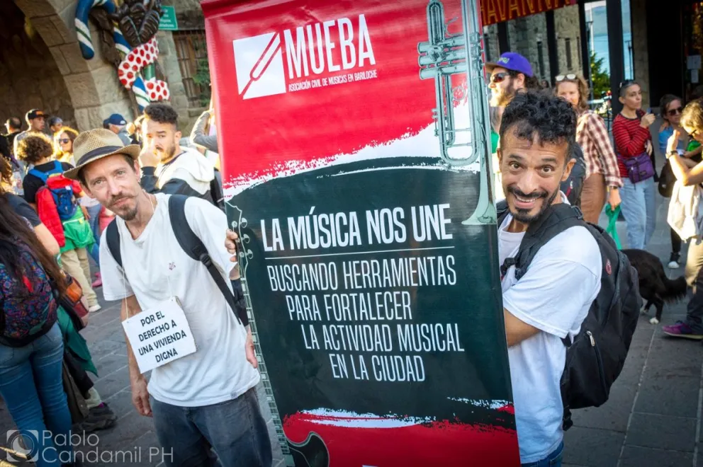 La MUEBA en la calle. A la derecha, Marcelo Saccomanno.