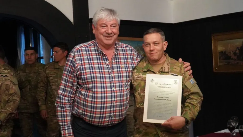 En el acto se hizo una entrega de un reconocimiento al Teniente Coronel, Sergio Cabrera.