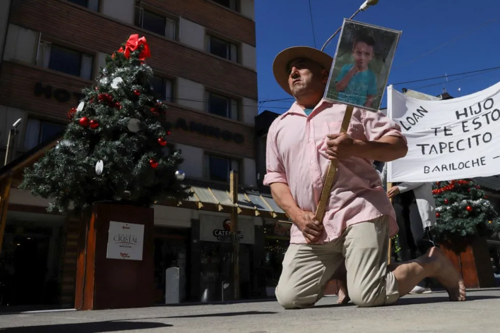 De rodillas: el modo en que Guillermo Veliz mostró su sufrimiento por el niño desaparecido (fotos: Eugenia Neme).