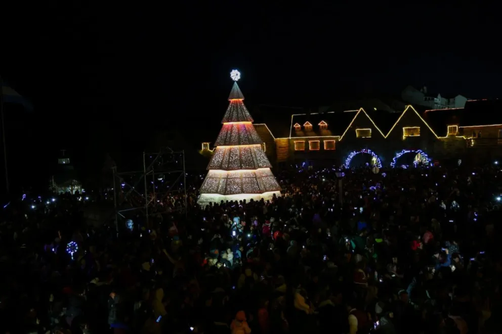 El 8 de diciembre, el Centro Cívico se iluminará con el Pino Navideño, shows y la presencia de Papa Noel. Foto de archivo.