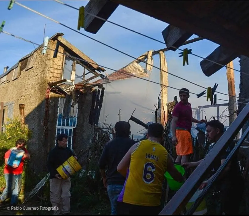 Vecinos intentaron controlar las enormes llamas que envolvieron a viviendas y un templo (foto: Gentileza Pablo Guerrero)
