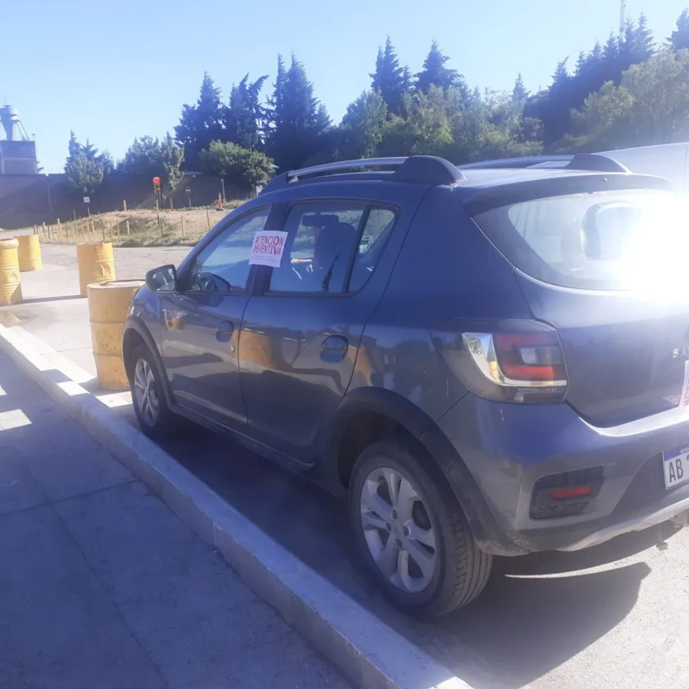 El Renault fue retenido dentro del circuito de examen barilochense. 