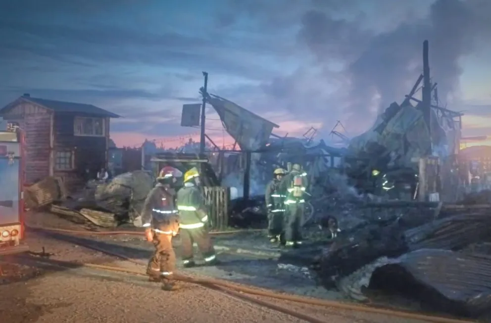 Bomberos de distintas dotaciones trabajaron en el lugar.