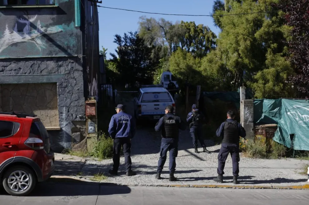 Las tareas llevadas a cabo este miércoles por la mañana en pleno centro de Bariloche. (Foto: Matías Garay)