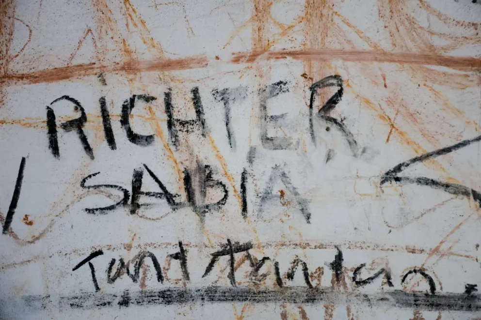 Grafiti en uno de los muros de las instalaciones que perduran en la isla Huemul (foto: Eugenia Neme).