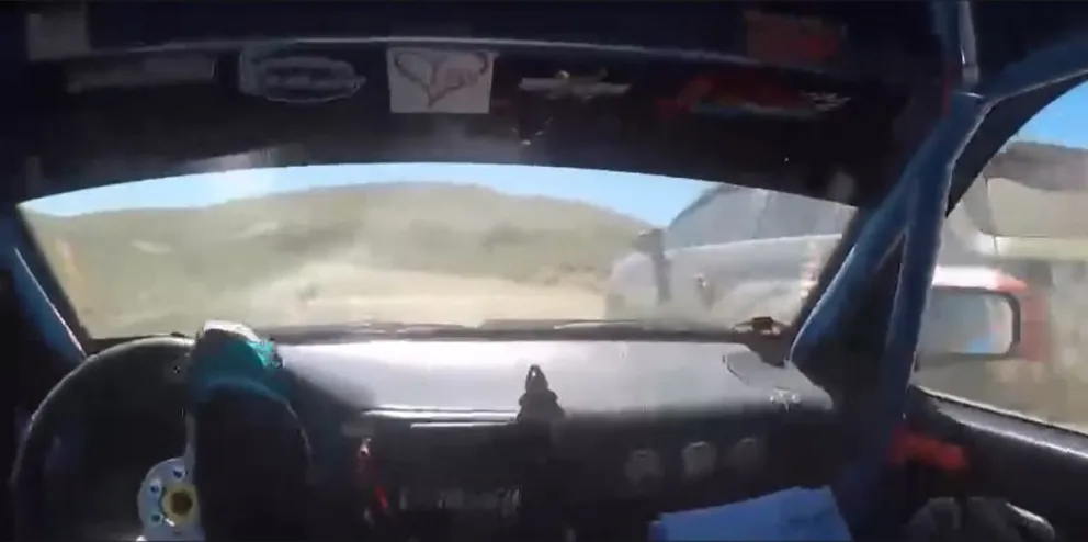 El momento en que el piloto Marcos Craievich supera a la camioneta negra, en medio de la competencia.