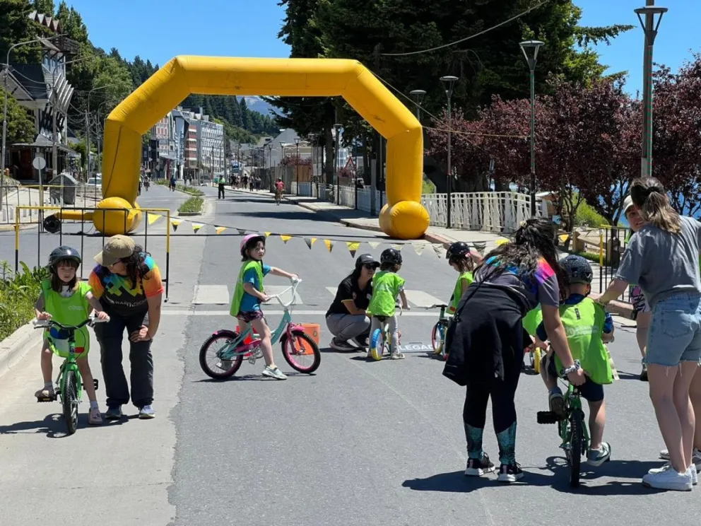 Hubo clases técnicas para manejar bicicletas con seguridad, circuitos de destreza con juegos y obstáculos.