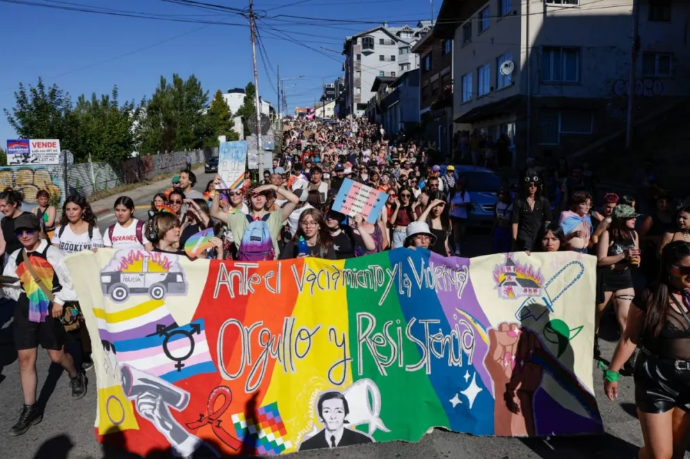 El buen clima acompañó la concurrida marcha por las calles de Bariloche. (Fotos: Euge Neme)