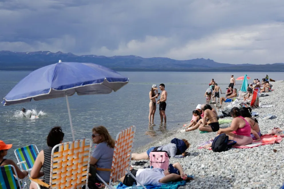 Las nubes coparon rápidamente el cielo de Bariloche. Minutos después, el viento comenzó a soplar fuerte. (Fotos: Euge Neme)