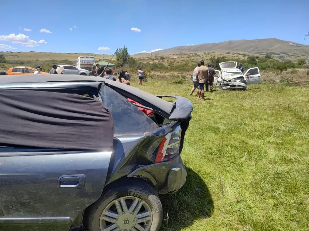 El Chevrolet del espectador resultó con serios daños tras el impacto. 