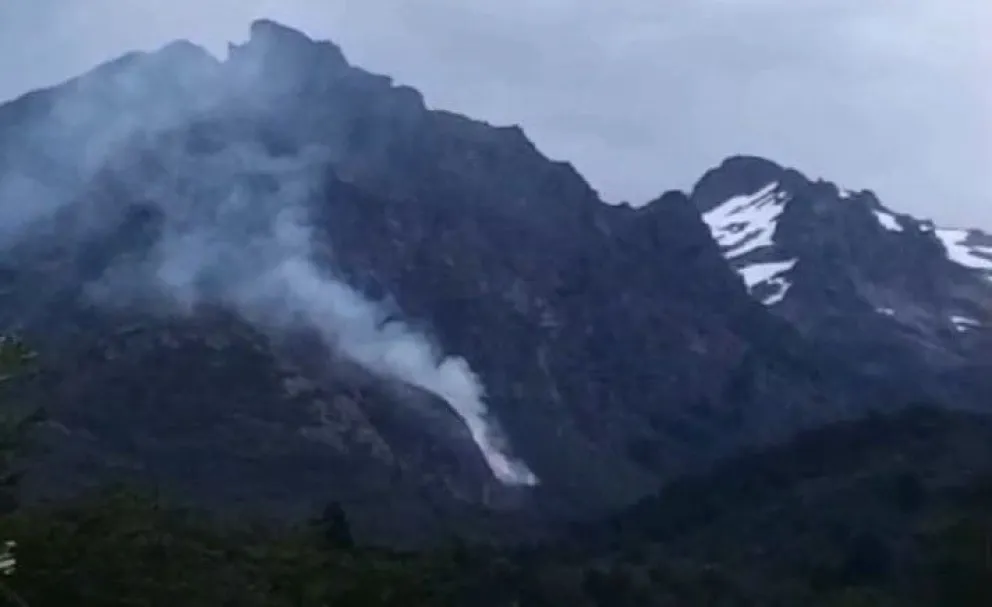 
Este sábado declararon detenido el incendio en El Manso Inferior, aunque preocupa que los incendios en esa zona sean intencionales 
