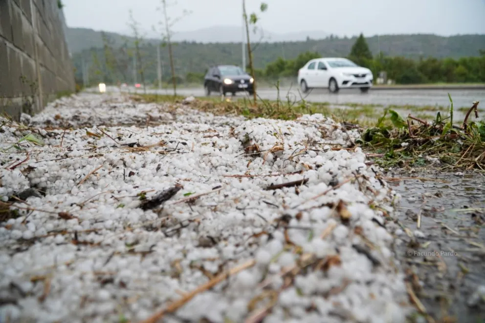 La pronosticada tormenta llegó a Bariloche este lunes por la tarde. (Fotos: Facundo Pardo)