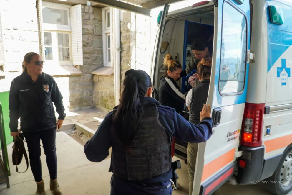 Cerca de las 11 horas, Bautista llegó acompañado de su madre y un médico pediatra al Hospital Zonal (Foto: Facundo Pardo)