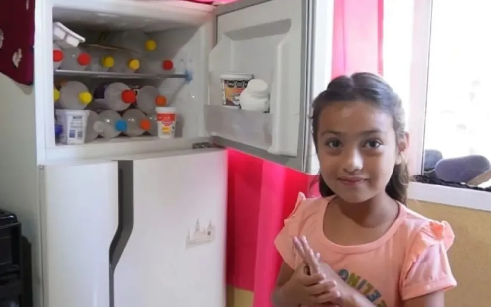 Dos hermanitos patagónicos venden botellas de hielo para poder viajar con su familia: "queremos conocer el mar"