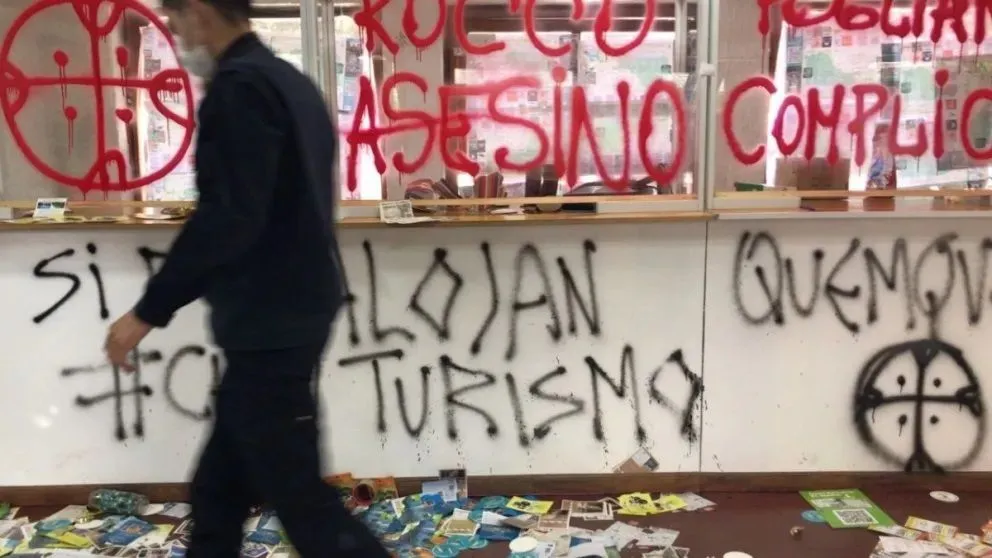 “Si hay desalojo, no habrá turismo”, fue una de las tantas pintadas que dejaron. 