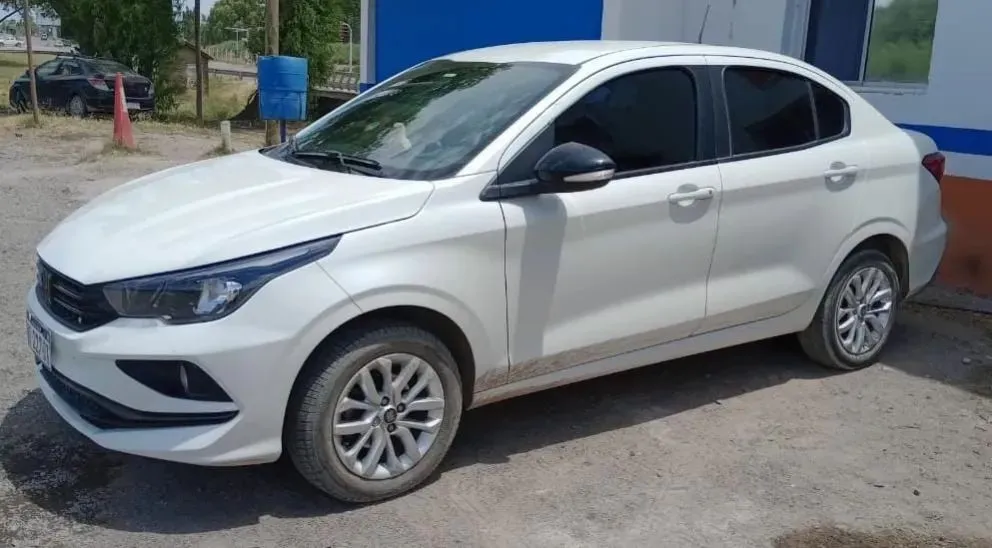 El auto tenía la patente falsificada y al conductor neuquino se lo acusó de "encubrimiento". Foto gentileza.