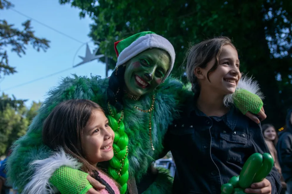 Lurgo de las funciones, El Grinch sonrió y posó junto a niños y niñas (fotos: Facundo Britos)
