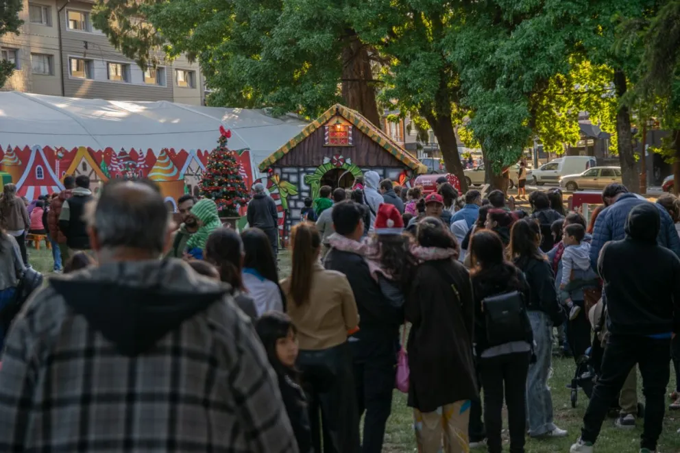 Cientos de vecinos y turistas disfrutaron de la Navidad en Bariloche (fotos; Facundo Britos)