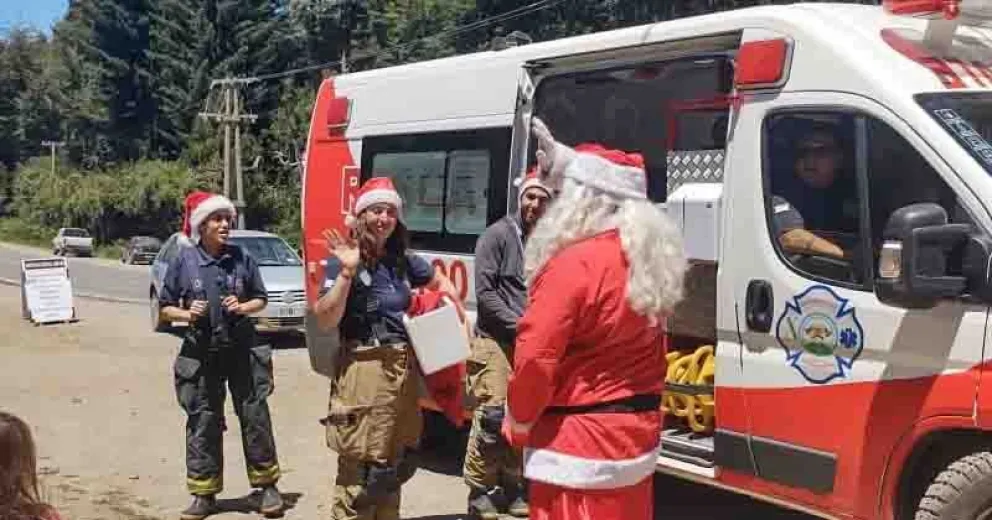 En años anteriores, Papa Noel también utilizó el servicio de Bomberos Campanario. (Foto de archivo).