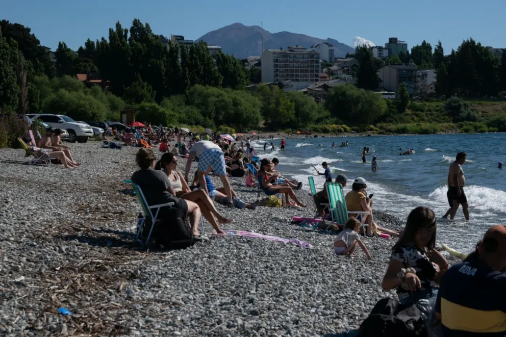 Verano, playa y calor en Bariloche en una temporada que el clima se convirtió en un factor de atractivo más. 