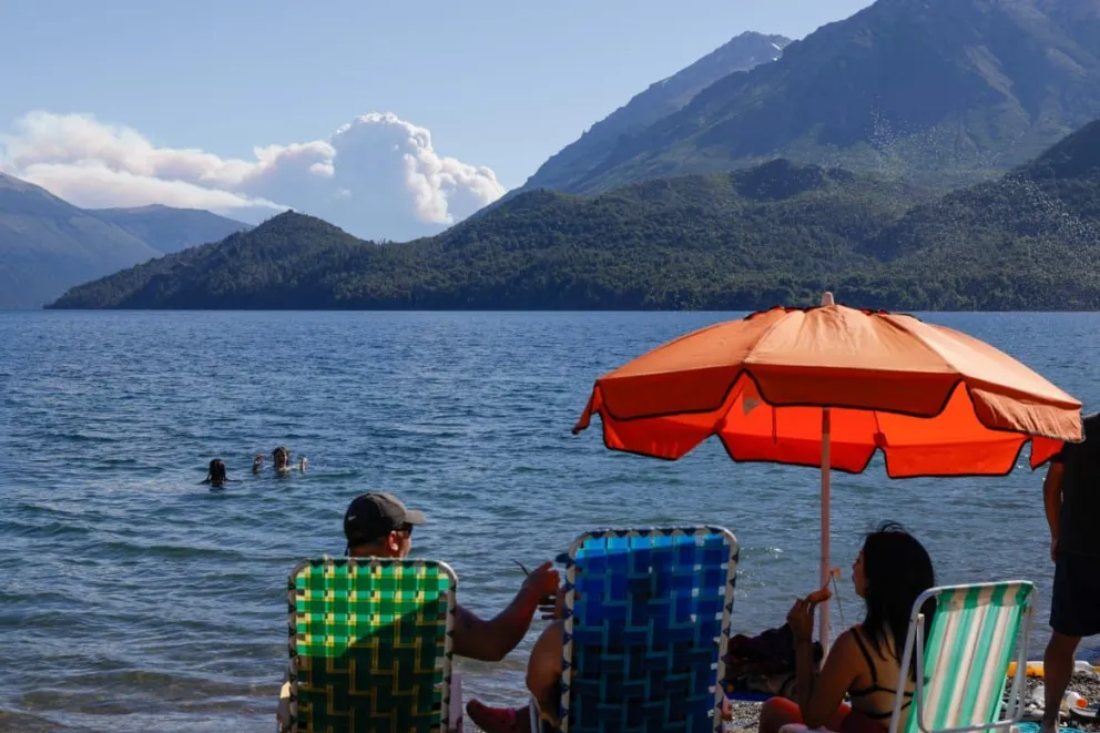 Así se ve desde una de las playas del lago Gutiérrez. (Fotos: Eugenia Neme)