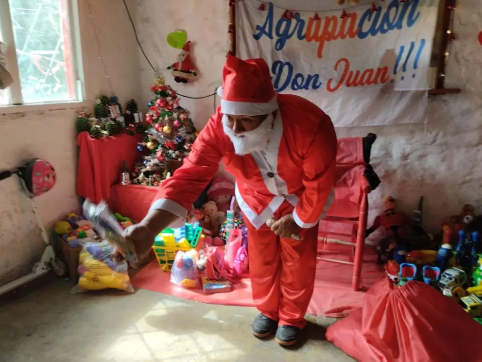 Santa Claus repartió regalos en Pasaje Gutiérrez y Mascardi.