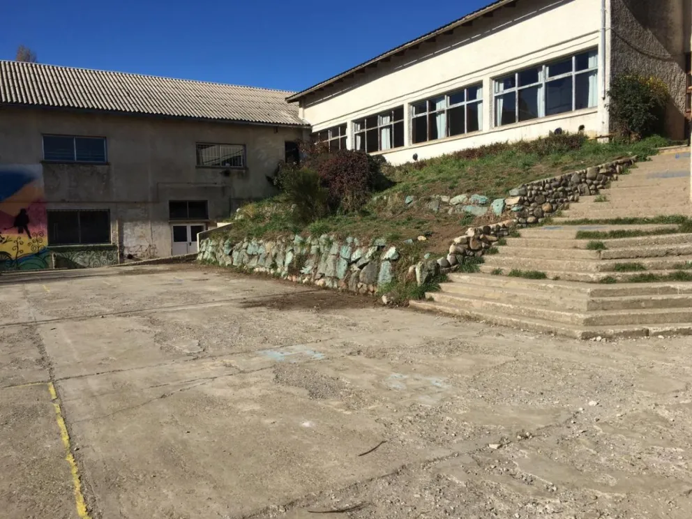 El patio de la institución educativa necesita reparaciones para poder ser utilizado, pero la cifra que se requiere para el arreglo es millonaria.