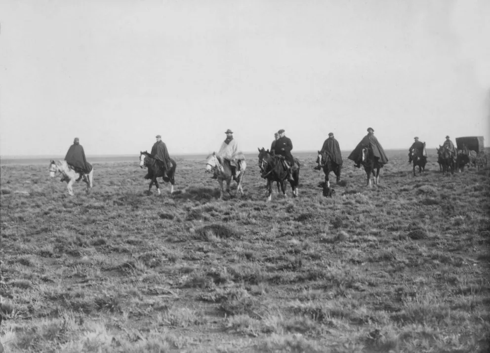 Comisión de Límites argentina. Entre los que cabalgan, van Moreno y Clemente Onelli. Archivo General de la Nación.