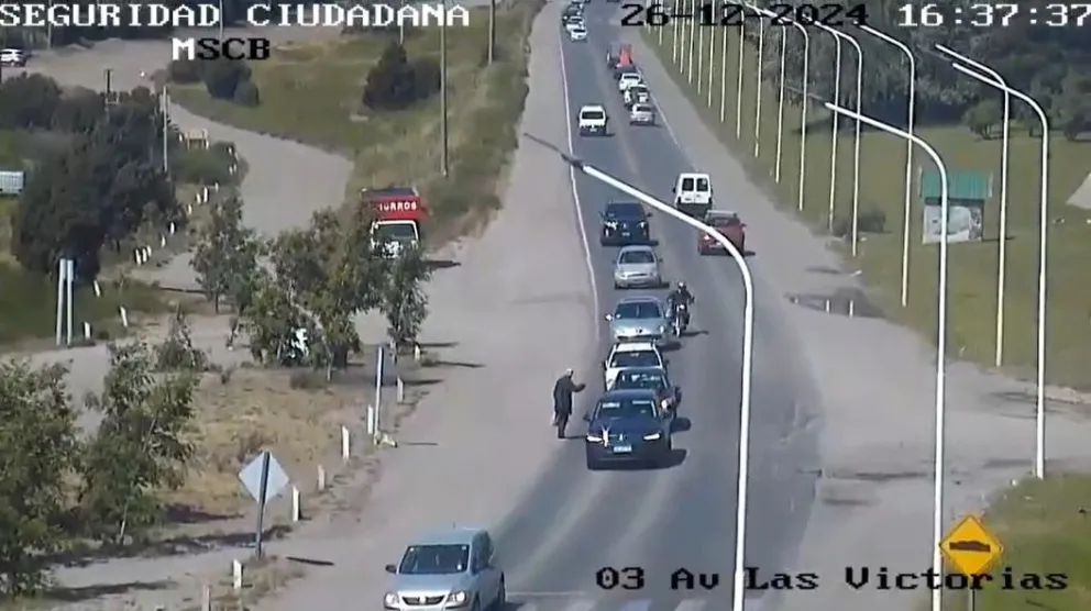 Salazar haciendo dedo en la ruta.