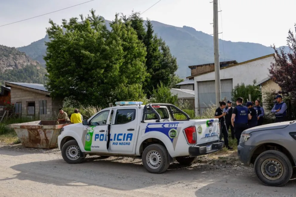 Efectivos policiales, fuera de la vivienda donde encontraron a la mujer. (Fotos: Euge Neme)