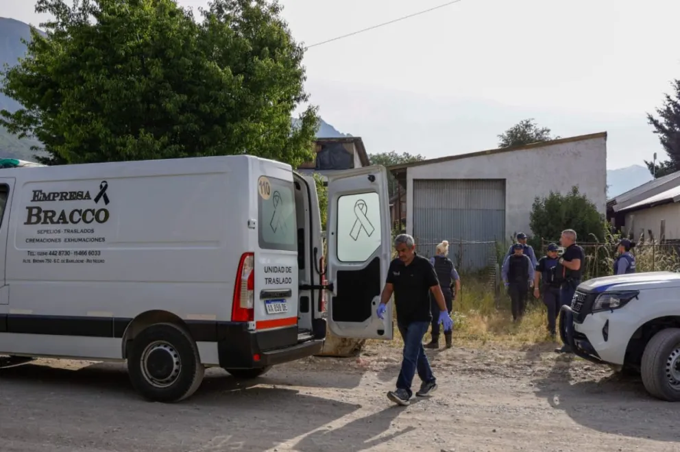 Las tareas para trasladar el cuerpo fueron muy complicadas, según trascendió. (Fotos: Euge Neme)