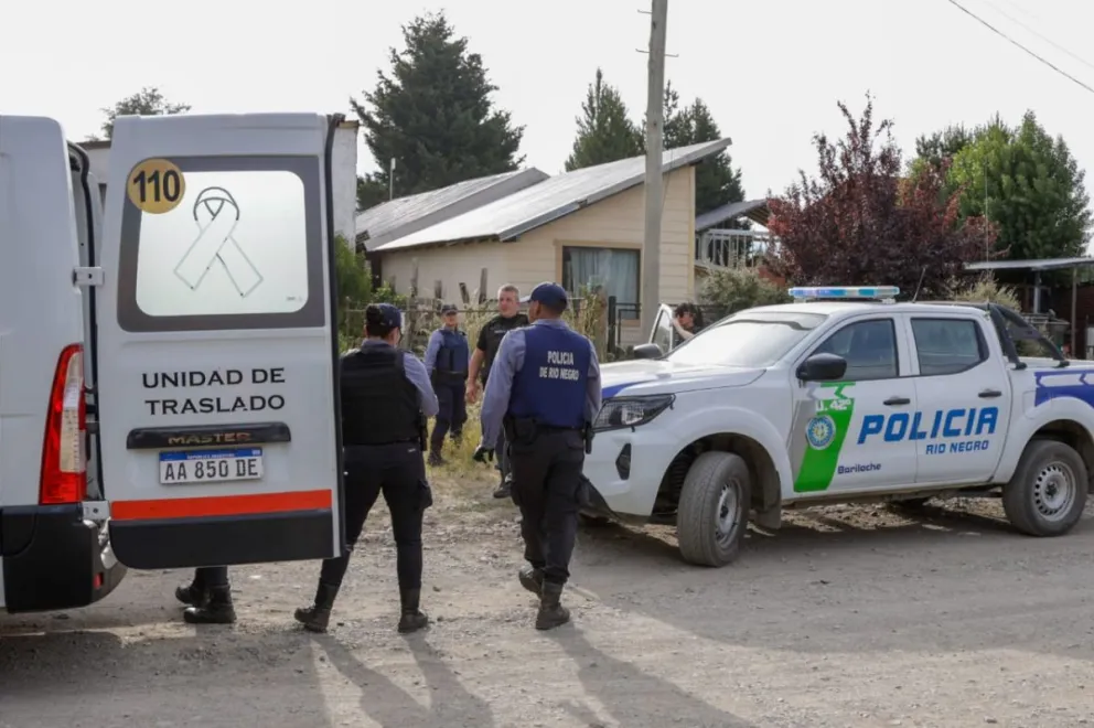 Personal policial tuvo dificultades para trasladar el cuerpo debido a su avanzado estado de descomposición (foto: Eugenia Neme)