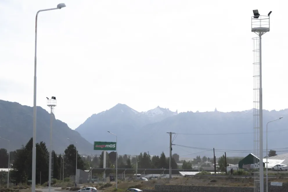 Desde el viernes, la ciudad registra una importante cantidad de humo proveniente de la zona sur (fotos: Facundo Britos)