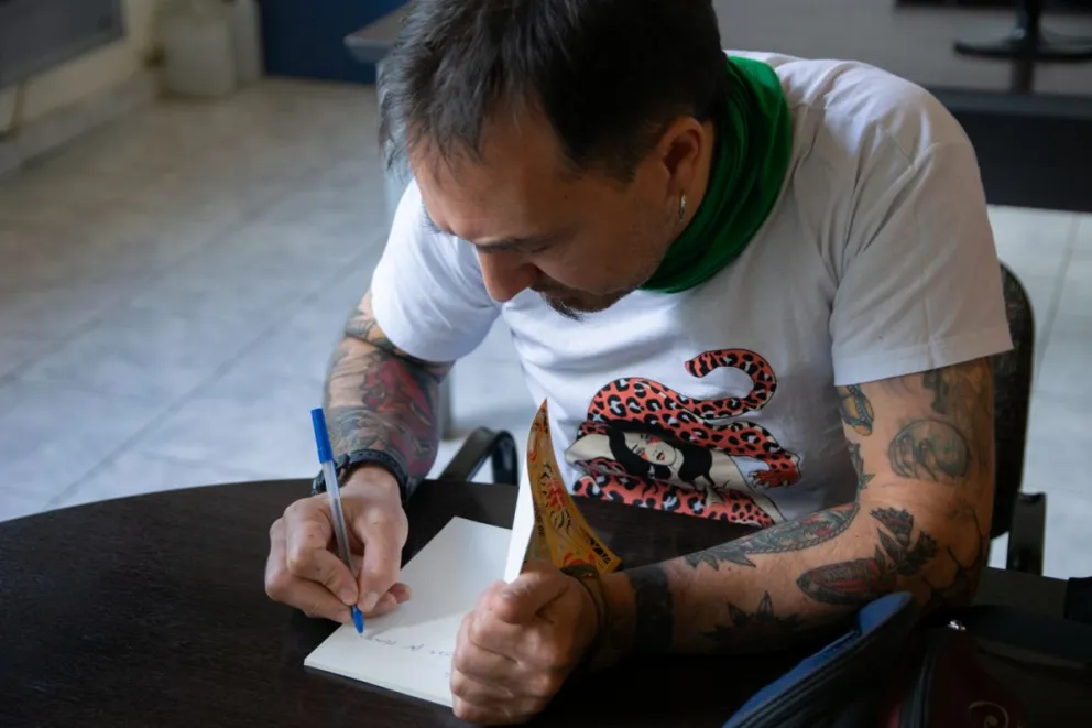 Durán autografiando un ejemplar de su libro. (Fotos: Facundo Britos)