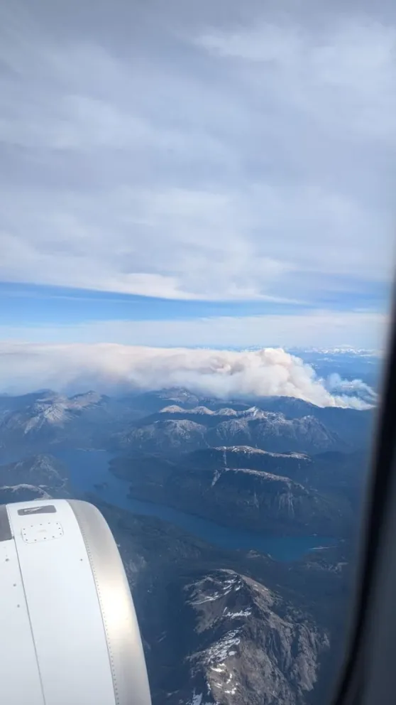 Imágenes desde el cielo: un turista captura el incendio en Los Manzanos desde un avión