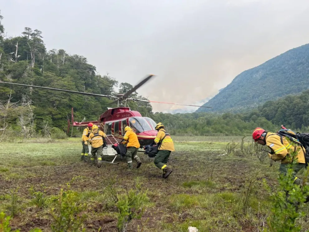 Los helicópteros pudieron transportar a los brigadistas en los momentos que el clima lo permitió.