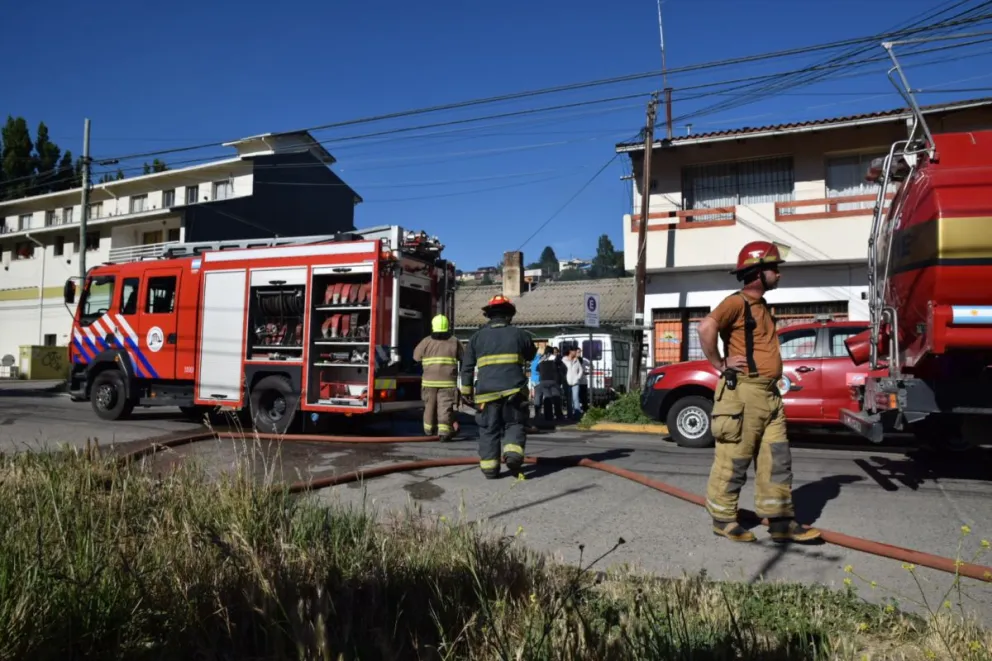 Amplio operativo en la zona del ñireco tras un incendio que afectó dos estructuras (fotos; Facundo Britos)