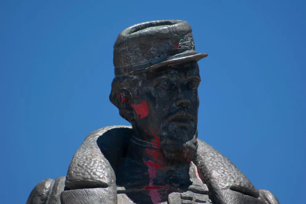 La labor sobre la estatua podría efectuarse pronto (foto: Facundo Britos).