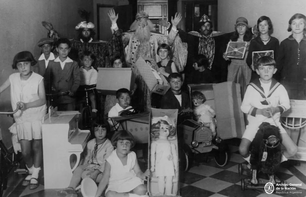 "Reyes magos" de una empresa frigorífica agasajan a hijos e hijas de su trabajadores (1930). Archivo General de la Nación.