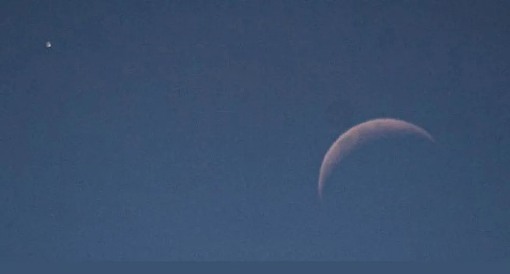 Desde AstroPatagonia captaron el momento de la conjunción con una hermosa imágen de la luna y el planeta Venus a su lado (foto: Gentileza AstroPatagonia)