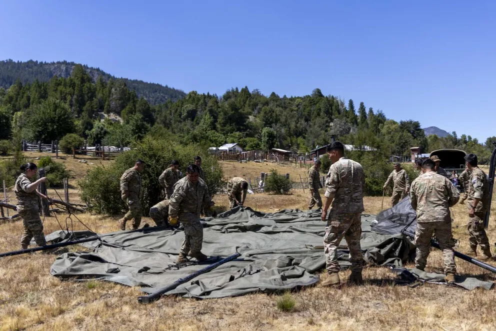 Este viernes, arribó a la región el ministro de Defensa, Luis Petri y un equipo de 30 combatientes para montar un tercer campamento. (fotos: Eugenia Neme)