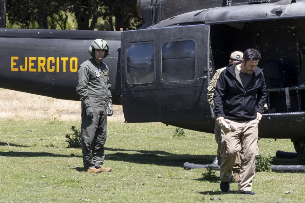 El ministro llegando al campamento en lago Steffen. (Foto: Euge Neme)
